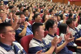 这一刻的荣耀是属于我们重庆崽儿的！9月3日上午，重庆长安望江工业集团有限公司700余名员工集中收看阅兵仪式，看到自主研发装备亮相时，现场掌声轰鸣。#九三盛大阅兵