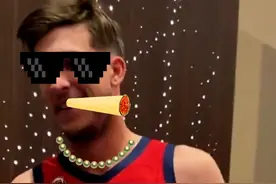 湖人官媒发布里夫斯身着美国队15号球衣视频并配文：感觉不错#里夫斯 #湖人 #男篮世界杯