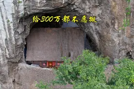 贵州深山崖洞中发现一户人家，已经在此隐居300多年，里面冬暖夏凉，真的是世外桃源，曾经有人出价300万，房屋主人都不愿意卖。如果有爱人相伴，你能在此生活多久呢？#隐居  #世外桃源  #山洞人家  #旅行大玩家 #住进风景里视频封面