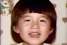 7月11日，周杰伦发布首条抖音视频，通过AI技术呈现其成长历程，发布不到二十分钟点赞量已近30万。此前，他于7月9日以“周同學”账号入驻抖音，虽未发布作品，粉丝量却24小时内突破1000万。