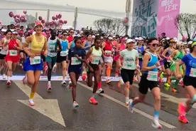 3月23日，#2025重庆女子半程马拉松鸣枪起跑  1.5万女跑者，创历史之最！#马拉松 #半程马拉松 #传递奔跑的力量视频封面