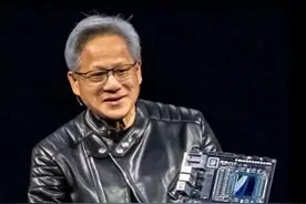 黄仁勋重磅官宣 h20和新芯片 黄仁勋正式官宣：H20芯片将继续在中国卖，全新GPU也将推出。此前，就在当地时间7月10日，黄仁勋被曝现身白宫，与美总统会面。#英伟达  #黄仁勋  #h20  #JensenHuang  #芯片 @智东西视频封面