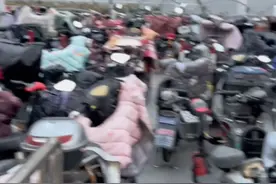 上海地铁9号线终点站曹路站，为什么这么多电瓶车？ #上海地铁视频封面
