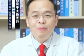 为什么有的抑郁症患者会嗜睡？ #涨知识 抑郁症患者会嗜睡的原因可能涉及多个方面，以下是一些主要的原因：
第一，生理和心理因素：抑郁症患者常常感到疲倦和缺乏精力，这可能导致他们更倾向于长时间的睡眠。身体的生理反应以及沉重的心情、情绪低落和消极的思维模式等心理因素，都可能导致患者出现嗜睡的症状。
第二，睡眠质量差：部分抑郁症患者虽然睡眠时间看似充足，但实际上他们的睡眠质量很差，如入睡困难、夜间易醒等，导致他们无法在夜间获得充分的休息，从而在白天表现出嗜睡的症状。
第三，生物钟紊乱：抑郁症患者的生物钟可能出现紊乱，导致他们在白天感到困倦，晚上却难以入睡，这种昼夜颠倒的睡眠模式进一步加剧了嗜睡的症状。
第四，药物副作用：部分抗抑郁药物可能会引起嗜睡的不良反应。因此，患者在服用这些药物时可能会出现嗜睡的情况。
第五，躯体疾病：抑郁症患者如果同时伴有躯体疾病，如甲状腺功能减退症、贫血等，也可能出现嗜睡的症状。这些疾病本身就会导致患者感到疲劳和困倦。
综上所述，抑郁症患者嗜睡的原因是多方面的，包括生理和心理因素、睡眠质量差、生物钟紊乱、药物副作用以及躯体疾病等。如果抑郁症患者出现持续性的嗜睡症状，建议寻求专业医生的帮助进行评估和治疗。#硬核健康科普行动  @创作灵感小助手视频封面