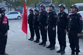 你知道云南边境警察背后的故事吗？在中国的边境线上，边境警察的工作环境和任务尤为艰巨。 这些警察们常常远离家乡，面对孤独和艰苦的生活条件，但他们始终坚守在自己的岗位上，无私地奉献着自己的青春和热血。#云南边境警察背后的故事 #秀我中国视频封面