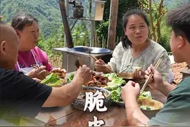 用爸爸买的五花肉给家人做道又香又脆的“脆皮五花”搭配灵魂料汁，真的巴适惨了#农村美食 #新农人计划2025 #亲情