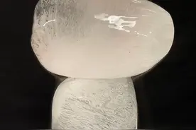 烧红的铁球vs冰块视频封面