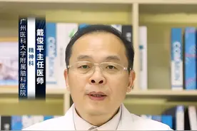 利培酮和氯氮平可以一起吃吗？ #涨知识 利培酮和氯氮平可以一起吃，但需要在医生的指导下用药，不可私自用药，以免用药过量，产生副作用。
利培酮通常可治疗急性或者慢性精神分裂症，有利于改善妄想或者思维紊乱，也可改善双相情感障碍的躁狂发作。氯氮平不仅可以治疗精神病阳性状态，而且对急性或者慢性精神分裂症的效果也是比较好的。因此，两者属于同一类药物，可以单独服用，也可以一起服用，并不会产生冲突，但是一起服用药量比较大，应在医生的指导下酌情减轻药物的剂量。如果用药量过大，会加重副作用。
氯氮平会引起头晕、嗜睡、呕吐等不良症状，患有严重心肝肾疾病者禁止使用，对药物中的成分有过敏史的人群也禁止使用。利培酮片禁止过敏的人群服用，在怀孕三个月之内也禁止服用，以免影响胎儿的生长和发育。温馨提示：使用药物一定要在医生的指导下使用，不可以私自使用，停药，减药。#dou来说健康 @创作灵感小助手视频封面