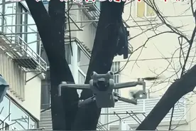 男子在车内遭无人机“监视”？！拿手机互拍后恍然大悟！无人机：你拍我也是为了工作嘛？（来源：AHTV第一时间 如梦幻泡影 编辑：吴丹）#马鞍山广播电视台 #无人机视频封面