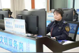 为切实解决老年人在居家养老过程中面临的医疗救助难题，提升老年人的生活质量和安全感，南宁市卫健委依托市政府为民办实事项目，大力推进居家养老呼叫救助平台建设。自2022年居家养老呼救平台启用以来，南宁市已在平台完成注册一键报警用户数36400户，直接服务约12.5万人，辐射受益近30万人，共派出救护车280车次，救治急危重症老人151人。（来源：广西云-广西日报记者 巫美桥红 实习生 张喜莲）视频封面
