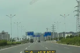 开车遇到大货车如何正确避险 开车遇到大货车如何正确避险#汽车知识 #每天一个用车知识 #内容启发搜索 