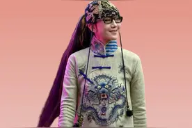 杨丽萍为何数年如一日戴着帽子？本以为是造型，摘掉帽子后才知背后的心酸#杨丽萍 #孔雀舞 #明星人物传 #明星资讯 #娱乐圈大盘点视频封面