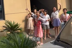 工厂允许职工带孩子上班，还给孩子们请了辅导班老师，员工子女们看到老板后热情打招呼@阳光8点袁班长