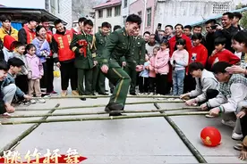 兵哥哥接河池新娘，遇到民族特色拦门 - 竹竿舞 #结婚 #结婚习俗视频封面
