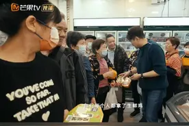 #声生不息澳门回归25周年特辑 一只新鲜鸡对澳门人能有多大的诱惑？让每一个香港、澳门人来内地的第一件事就是吃鸡，#肥妈  更是直言：内地的鸡比全世界的鸡都好吃！一旁同为澳门人的#麦嘉欣  也表示有同感：“我回内地工作就是吃鸡。”看来没有人能抵挡的了美食的诱惑啊~#声生不息大湾区季 #声生不息视频封面