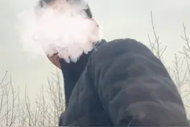 一奔驰车司机逆行堵路下车叫嚣 交警：因逆行被罚200元记3分视频封面