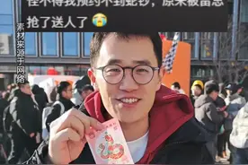 雷总都只愿意给卢总送车模，却愿意返还第一批买su7的钱#小米资讯 #雷军 #卢伟冰 #王腾视频封面