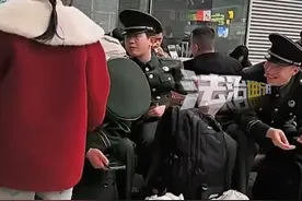 小女孩给兵哥哥分享零食几个兵哥哥翻箱倒柜生怕找不到回礼 网友：他们也只是大哥哥的年纪#兵哥哥 #零食 #暖心视频封面