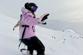 李小璐晒滑雪视频遭刷屏"你认识周淑怡吗" ，霸气回怼你认识你爸妈吗，周淑怡为PGONE前女友两人分手已一年多，女儿甜馨也曾多次在评论区维护李小璐