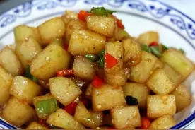 小炒冬瓜是一道清爽可口的家常菜，冬瓜的鲜嫩与简单的调料相融合，既保留了食材的原味，又增添了微微的鲜美。这道菜酱香浓郁，口感爽滑，是夏日餐桌上的一道解暑佳品#做菜我是认真的努力做好每一道菜 #真材实料好味道 #抖音美食推荐官 #每日美食分享 #美食制作分享视频封面