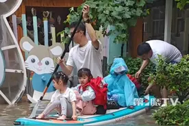 这个接娃方式硬核又暖心！5月22日，武汉暴雨幼儿园积水及腰深，一家长划皮划艇帮忙运送小孩。（来源@十拿九稳 ）视频封面