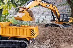 儿童益智玩具：挖掘机、翻斗车清理沙土，工程车运输修建道路！