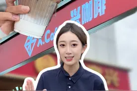 备受济南市民关注的超意兴咖啡终于来了！7月22日，《生活帮》记者探访试营业的超意兴齐兴店，发现兴咖啡有美式、拿铁、生椰三款，最贵9.9元一杯，一天能卖出百余杯。记者现场偶遇跨越17公里的订单，负责人告诉记者，有人骑车1小时专程前来品尝。#超意兴咖啡