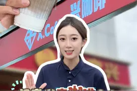 备受济南市民关注的超意兴咖啡终于来了！7月22日，《生活帮》记者探访试营业的超意兴齐兴店，发现兴咖啡有美式、拿铁、生椰三款，最贵9.9元一杯，一天能卖出百余杯。记者现场偶遇跨越17公里的订单，负责人告诉记者，有人骑车1小时专程前来品尝。#超意兴咖啡