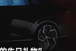 鸿海科技日发布三款电动车，#郭台铭表示：“是我71岁最好的生日礼物”。视频封面