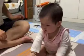 爸爸给小宝宝变魔术 宝宝小小的脑袋大大的问号 网友：她真的在思考视频封面