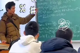 6月9日，北京大学。北大学子眼中的韦东奕：“像神一样的存在。”在校园里偶遇过几次，走路很有特点，自谦数学不佳：很难理解“大佬”的逻辑。网友：看得出上“韦神”的课难度系数超五星。（记者：赵博宇）#韦东奕 #韦神视频封面