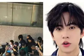 青年演员刘轩丞回河南遭私生围堵 青年演员刘轩丞回河南遭私生围堵！粉丝称其为宣传家乡而来，行程被泄露导致堵的。9月7日下午刘轩丞将现身开封清明上河园，园区回应粉丝：现场会有安保措施！#大河报旅游  #刘轩丞  #dou小助手  #追星 #大河报河南