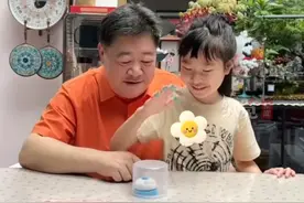 61岁刘金山回应女儿仅9岁：因先后照顾患病父亲、岳母、母亲和妻子选择丁克，曾当选“中国演艺界十大孝子”，53岁家庭负担减轻后才“老来得女”。