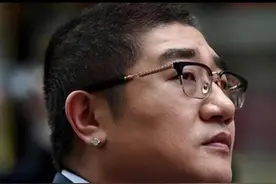 #封面人物｜#刘强东卸任，“摇滚青年”#徐雷为什么能成为新晋”掌舵人“？#刘强东卸任京东ceo #徐雷升任京东集团总裁 视频封面