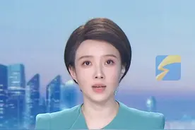 日前，一位女生高考后用扁担挑行李离校的视频火遍全网，获网友点赞。这个暑假，为减轻家里的经济负担，她在县城的一家餐馆，找到了一份时薪12元的暑假工工作。#高考视频封面