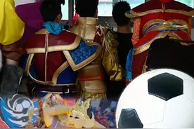 一群神仙精怪后场挤窗看苏超 苏超这一幕诠释人间真经是热爱 #一群神仙精怪后场挤窗看苏超   #苏超这一幕诠释人间真经是热爱 
7月6号，"苏超"第六轮，淮安队主场对阵常州队，一个画面戳中了正在采访的记者：40℃高温下，一群身着厚重铠甲的“神仙精怪”，挤在后场区域的两扇小窗户前看比赛。他们是代表着淮安特色的“西游天团”啦啦队，场上活力四射，被称为"天庭舞蹈班子"。为了赛前和中场总共十多分钟的精彩亮相，他们排练了十多天，厚重的戏服里，汗如雨下，上场前还要靠藿香正气水解暑。致敬为了“苏超”全力以赴的每一个人！戳视频看神仙如何演绎"人间真经是热爱"！