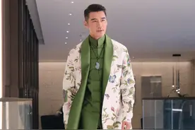 相隔十年，再次复刻第一次来伦敦时装周的LOOK，你们觉得发挥的怎样？#胡兵在伦敦时装周视频封面