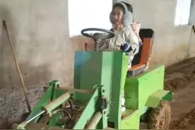7岁女孩会开铲车？驾龄3年，操作熟练利落。爸爸：放假了就开铲车帮家里干活#女孩 #铲车 #厉害了 （来源：@亲亲仁也 ）视频封面