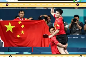 王皓举起的不只是他的徒弟，也是自己的梦想#王皓 #樊振东 #国乒视频封面