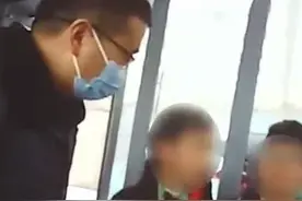 小哥俩坐高铁提前下错了车，误将西安西站当作西安北站。西安西站工作人员发现后迅速与孩子家人取得联系，并协调安排后续列车和人员将孩子送到西安北站其母亲身边。为工作人员的暖心之举点赞！视频封面