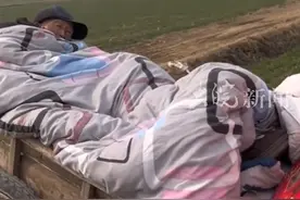 79岁老人去舅舅家拜年，家属：中风加晕车 只好躺板车前往，“他就想去看看远方的亲戚”视频封面