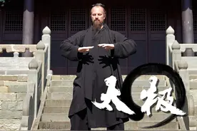 【海外博主看中国｜杰克：武当圆了我的功夫梦】杰克，美国“90后”，因为从小对功夫的热爱，只身前往中国武当山学习武术。刚来时，他语言不通，也没有任何武术功底，为了练好基本功，吃过不少苦头，但他觉得一切都是值得的。现在，他已经是三丰派第十六代传人，也已在中国成家立业，每年都有很多来自世界各地的武术爱好者跟他学习，未来，他的梦想是开家武馆，将太极继续传承下去。#海外博主看中国视频封面