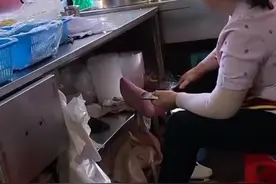 3月10日，广东广州，网友拍到女子给顾客下完面条后坐下来抠脚，“我的这碗面下之前你有没有摸过？”视频封面