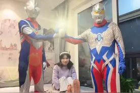 婧姐“挑拨”迪迦和赛罗两个奥特曼之间的关系遭挠脚心 #挠痒痒 #逗你一笑😅😅😅烦恼忘掉 #看一遍笑一遍 #看完不笑算我输 #笑到肚子疼视频封面