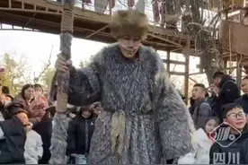 河南万岁山2米33巨人演员走红，行走不便景区为其配备拐棍视频封面