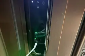 女子称家里智能锁没电了 ，键盘没反应结果没输密码门竟自动打开了?#社会百态 #危险瞬间 #万万想不到视频封面