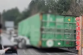 3月14日浙江宁波，高速上货车避让不及瞬间侧翻压扁轿车，多人受伤后送医，现场已处理，相关部门正在调查事故原因，提醒：高速上发生事故要及时撤离到安全区域，避免造成二次事故 #白色轿车被侧翻货车压变形视频封面