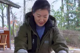 还真别说，鱼肠没洗干净之前是蛮恶心的，珍珍说她鸡皮都起来了，但出锅以后珍珍又忍不住伸出了筷子#抖音年度新农人 #新农人计划2021 #客家英子 视频封面