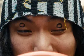 到重庆第1天，眼皮被画了2个圈 到重庆第一天，迷路8次，爬楼爬到腿发软，临走前写了一篇小故事，找了位司机大哥用重庆话读出来，下车的时候，发现自己彻底爱上这座城市。
#重庆 #旅行 #路边野餐 #电影感 #摄影