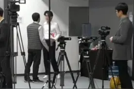 柯洁暴怒退赛！
“我受够了！”#柯洁暴怒退赛 #柯洁视频封面
